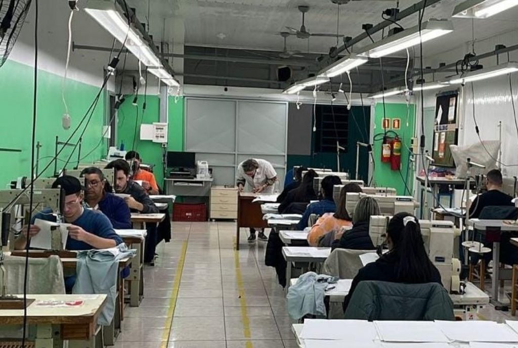 Aula do Curso de Sapateiro da Escola de Sapateiros de Três Coroas