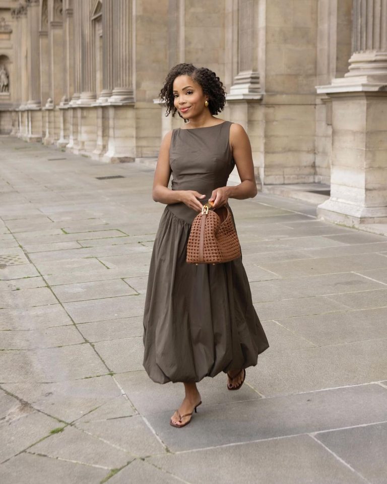 Ellie Delphine usando vestido midi balonê, bolsa caramelo e chinelo kitten heels
