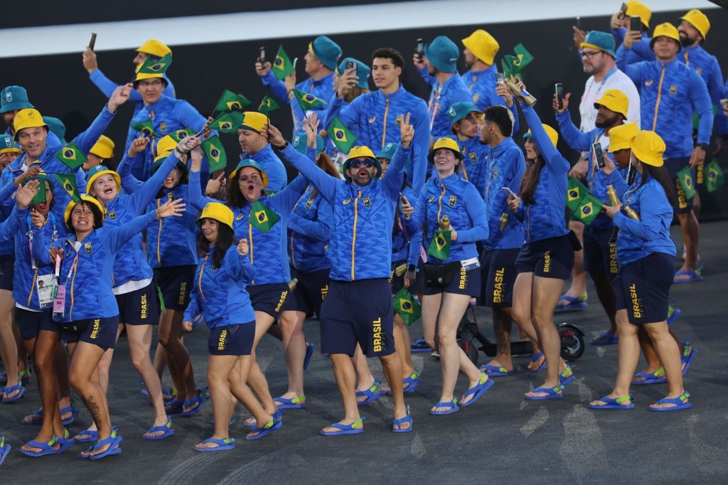 Paratletas brasileiros usaram a sandália CPB na abertura dos Jogos Paralímpicos Paris 2024