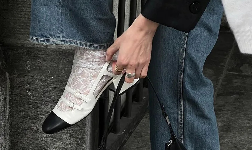 Mary usando calça jeans, meia de renda branca e sapato boneca bicolor no estilo slingback