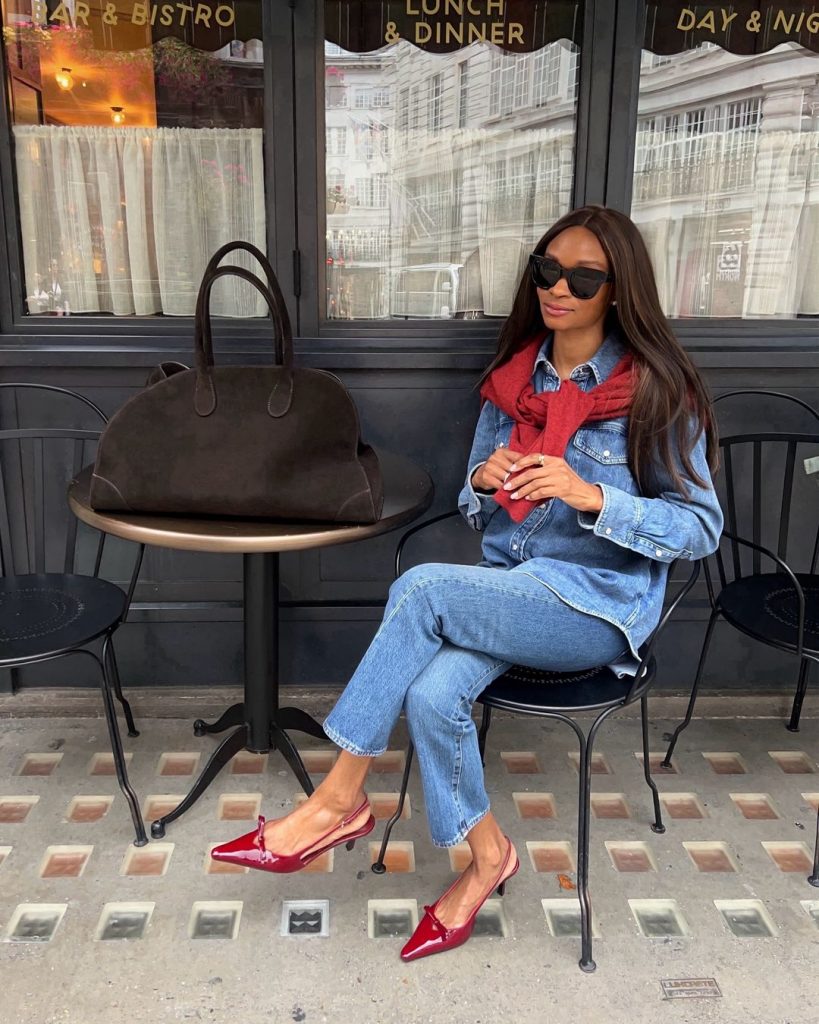 Mulher jovem com look all jeans e calçados vermelhos