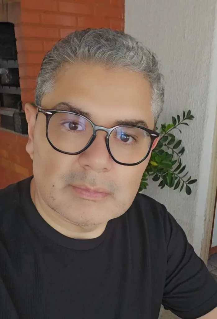 Homem de óculos