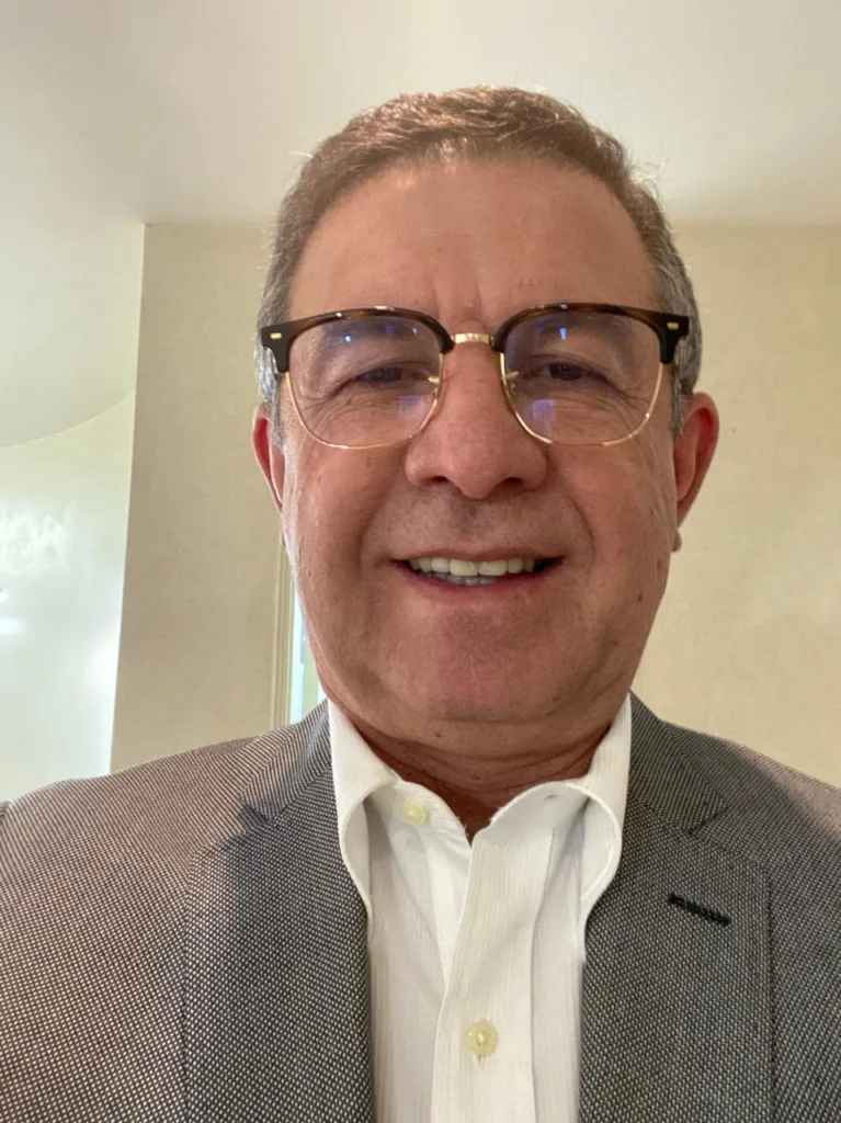 Homem com terno cinza e óculos