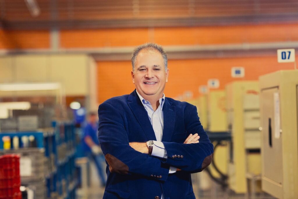 Homem vestido com terno azul-marinho