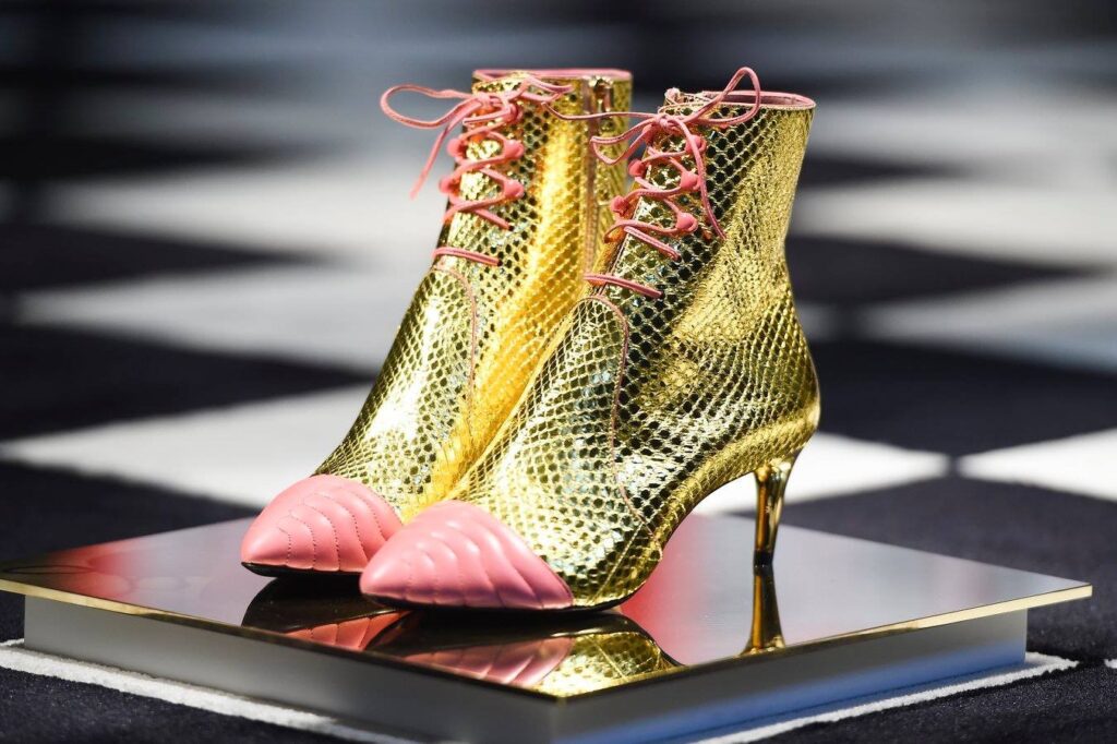 Bally é uma marca suíça de calçados e acessórios de luxo