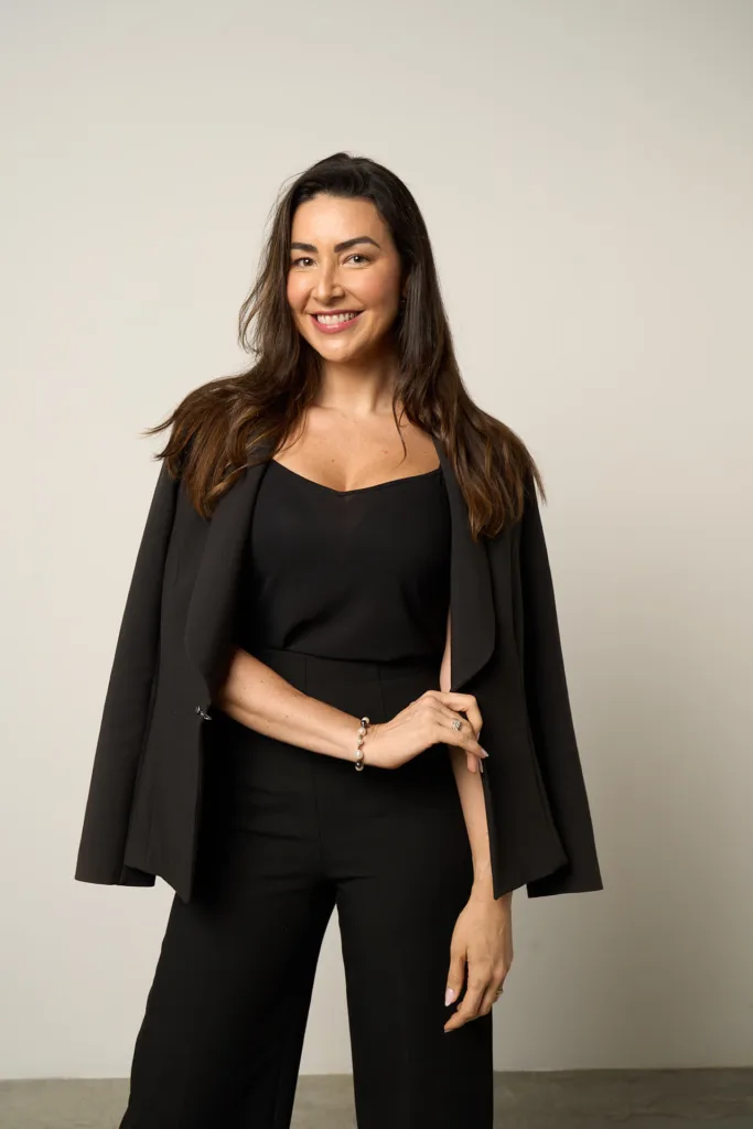 Mulher em pé vestida de preto