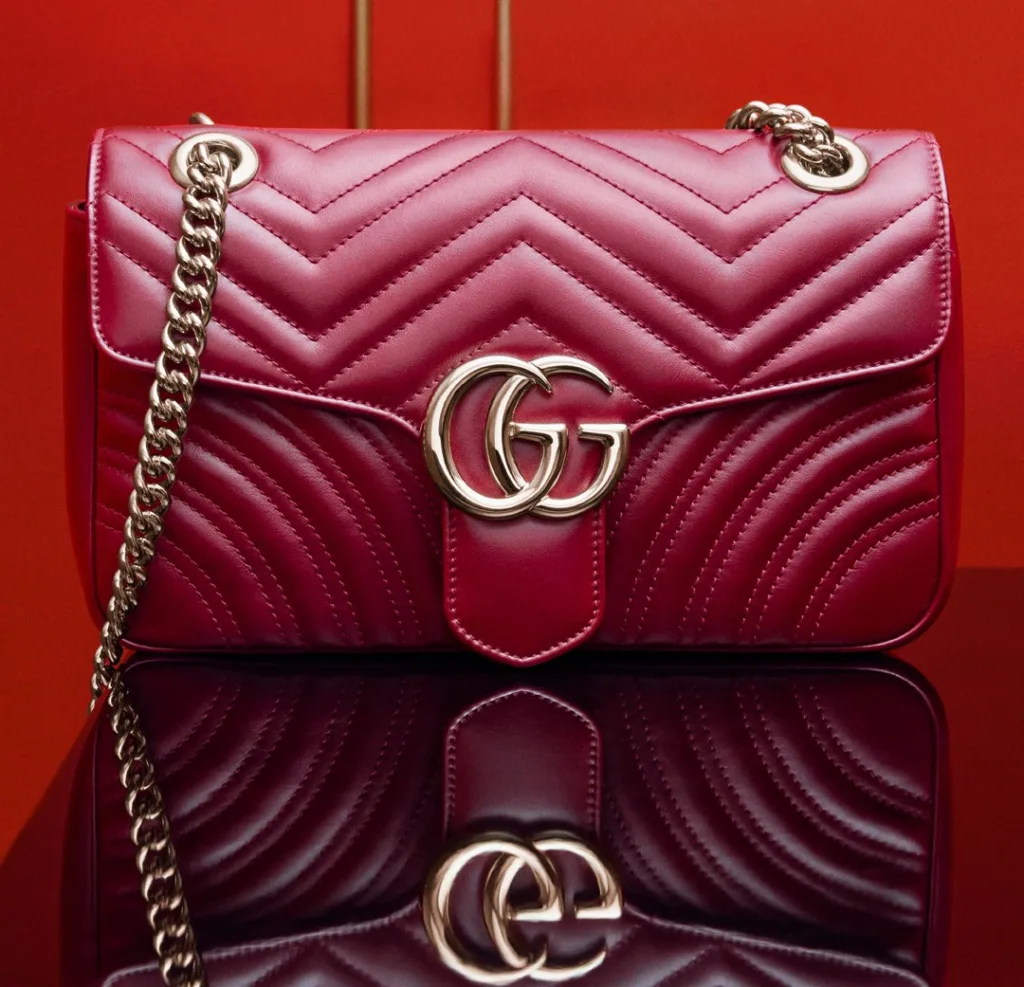 Modelo de bolsa de ombro Marmont da Gucci