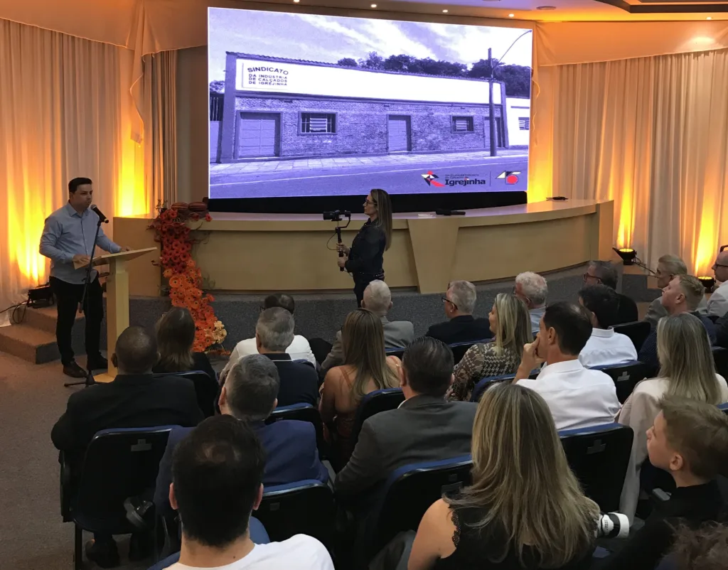 Presidente do Sindigrejinha, Vinicius Mossmann, apresenta o projeto Memórias