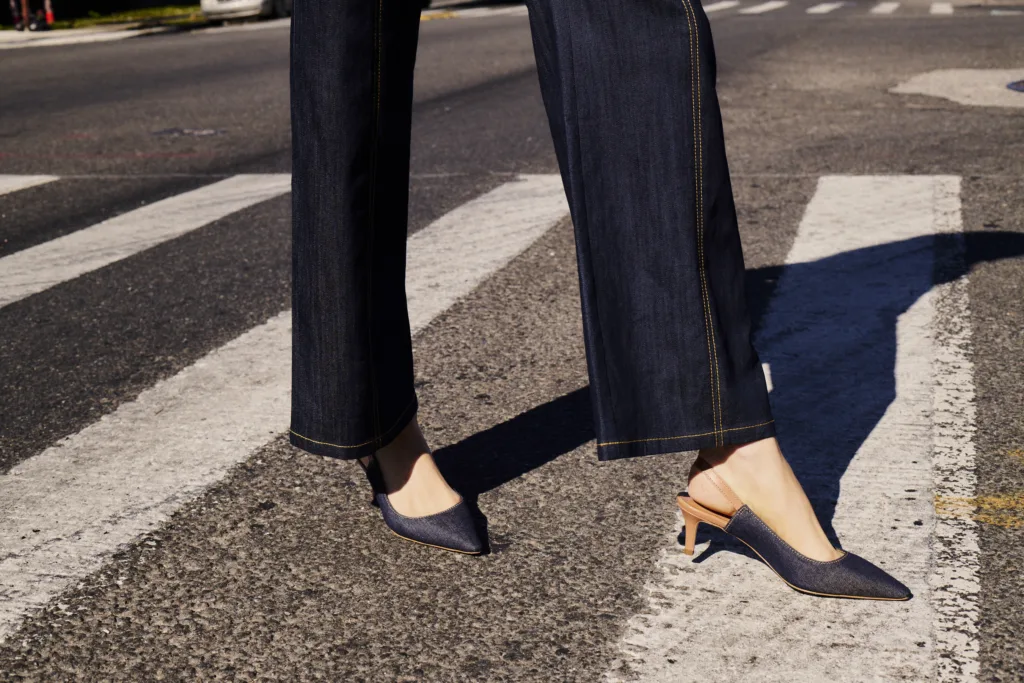 Modelo de slingback da Cinq à Sept com cabedal revestido em jeans