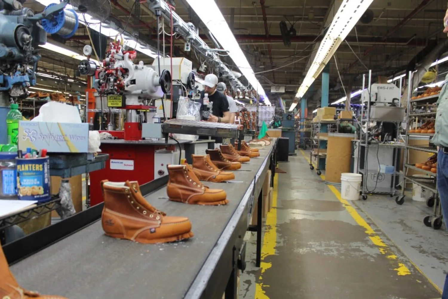 Linha de produção das botas Thorogood