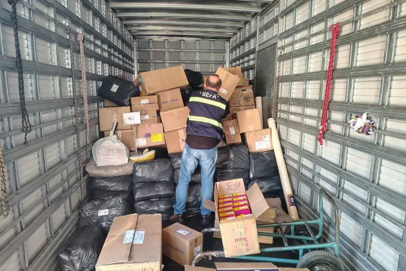 Calçados falsificados estavam sendo transportados em um caminhão