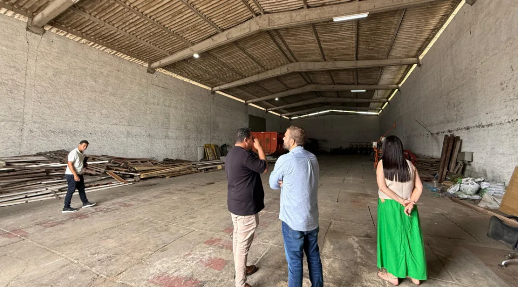 Representantes da Mariotta estiveram visitando o galp&atilde;o onde ser&aacute; instalada a nova f&aacute;brica