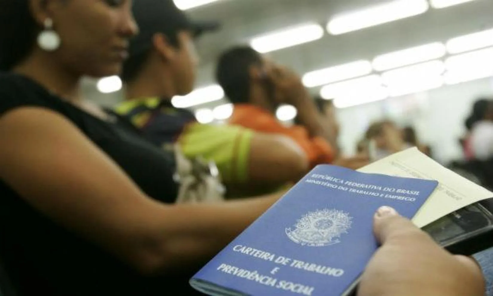 Em 2024, taxa de desemprego recuou para 6,6% da população ocupada