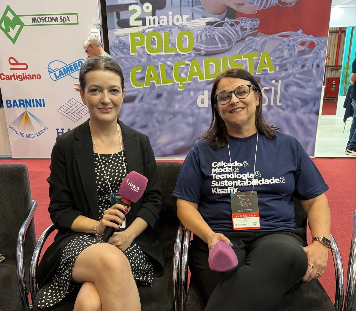 Duas mulheres sentada uma ao lado da outra