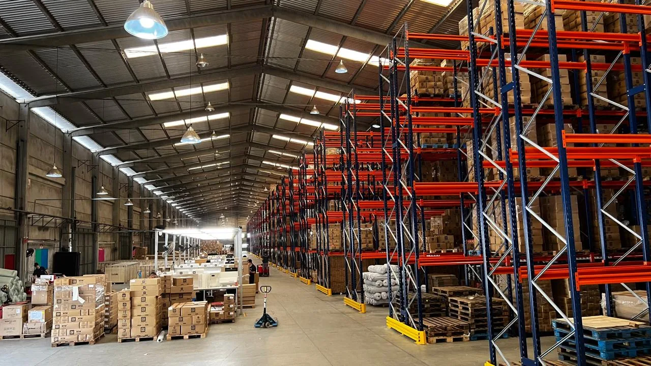 Centro de distribuição com caixas e prateleiras