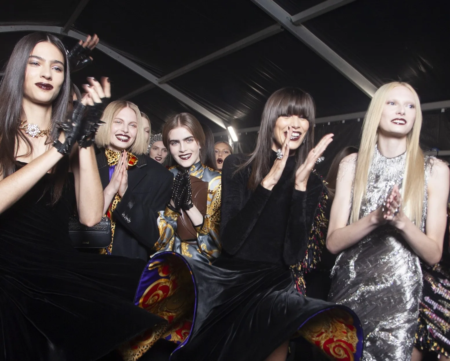 Backstage do fashion show fall-winter 2025 da Versace