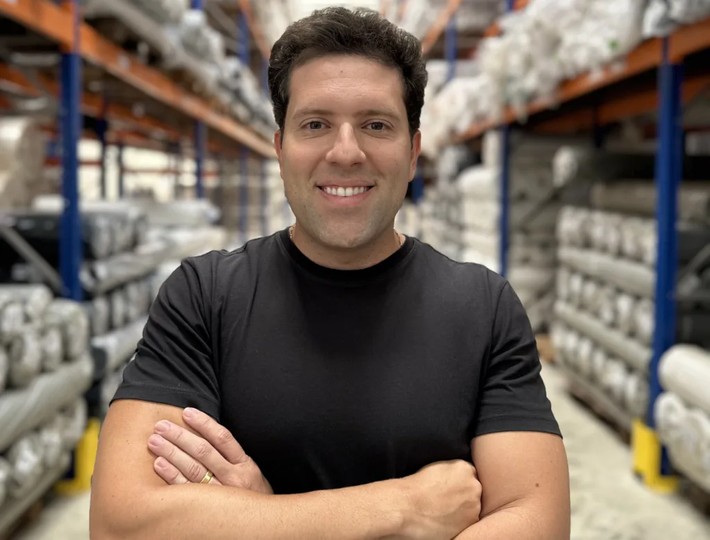 Homem de camiseta preta e bra&ccedil;os cruzados