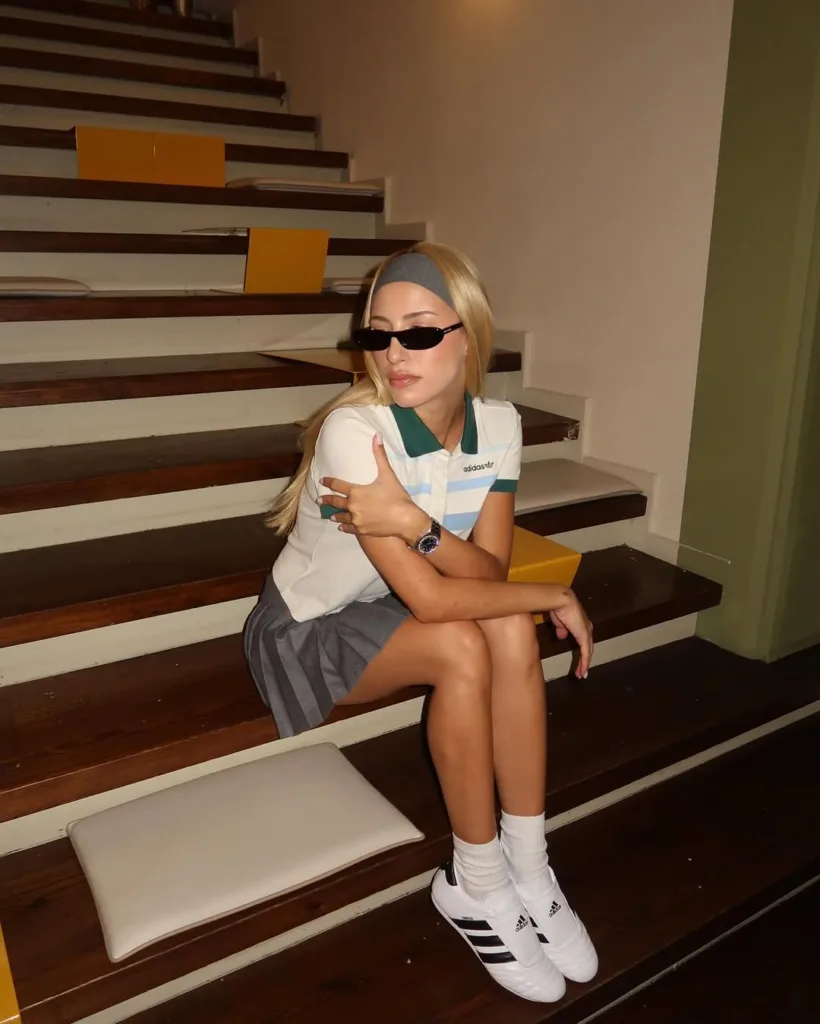 Mulher jovem com t&ecirc;nis Adidas Taekwondo