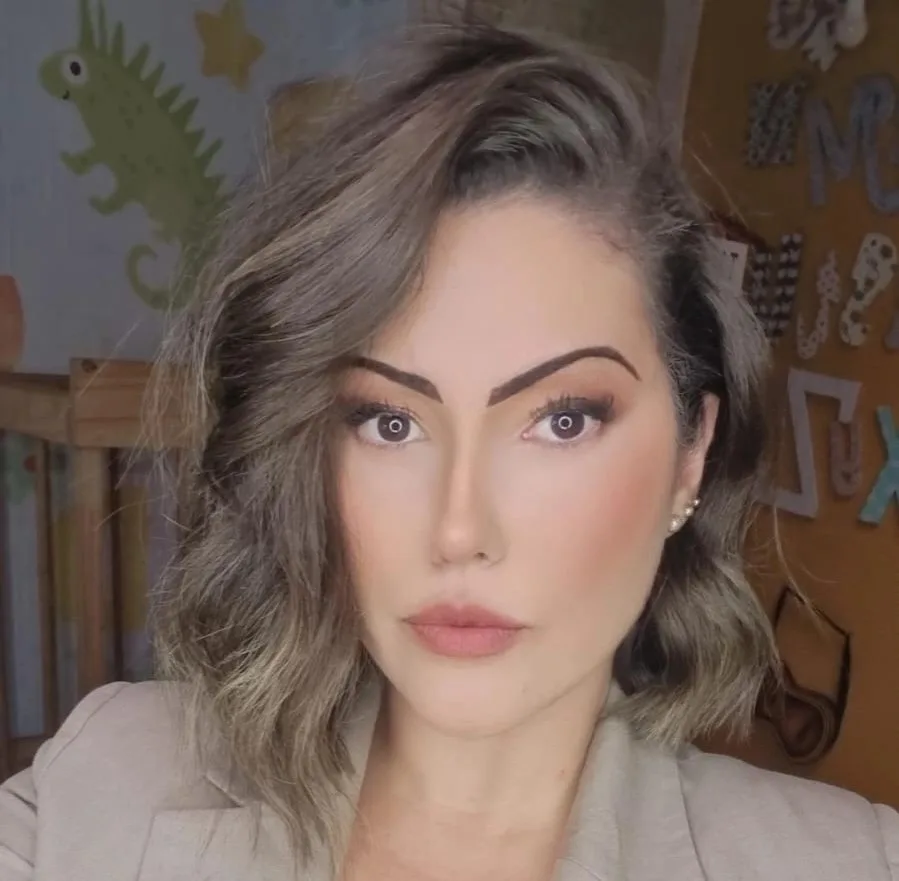 Mulher de pele clara com cabelo ondulado