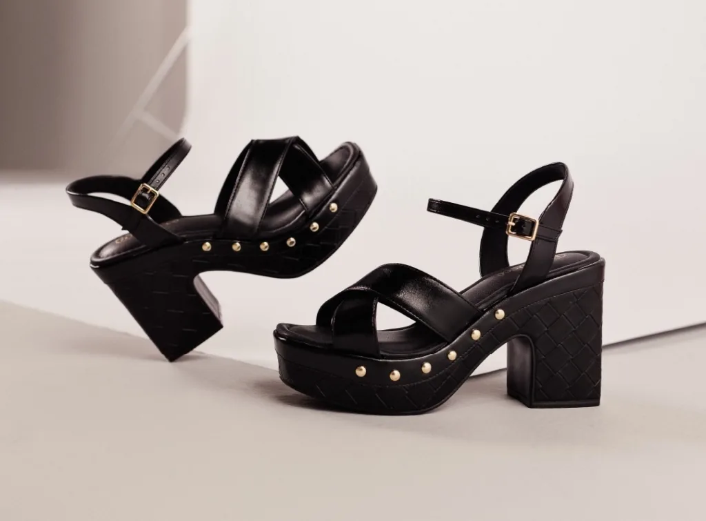 Sandália clog com tachas da Bebecê