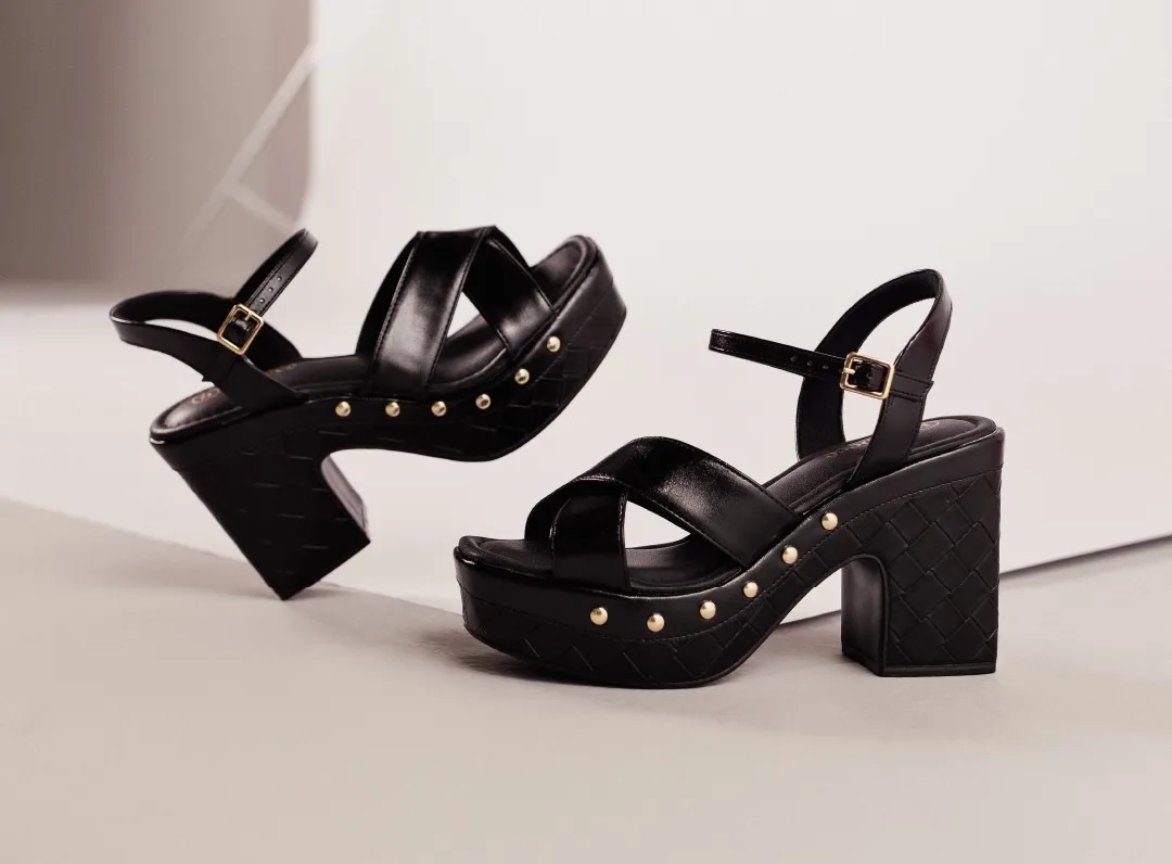 Sandália clog com tachas da Bebecê