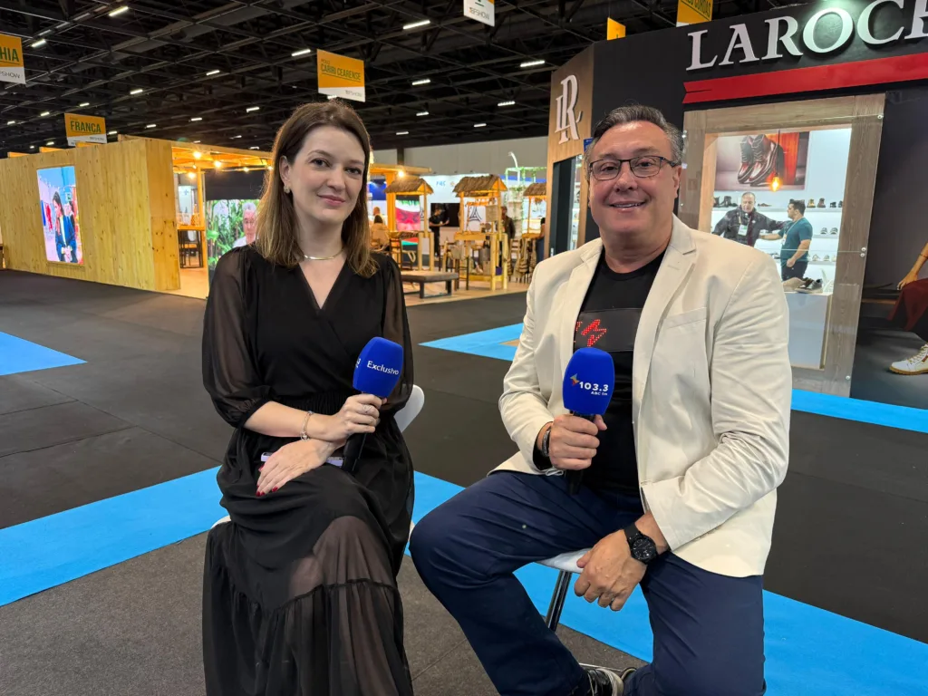 Mulher vestida de preto e homem com blazer claro