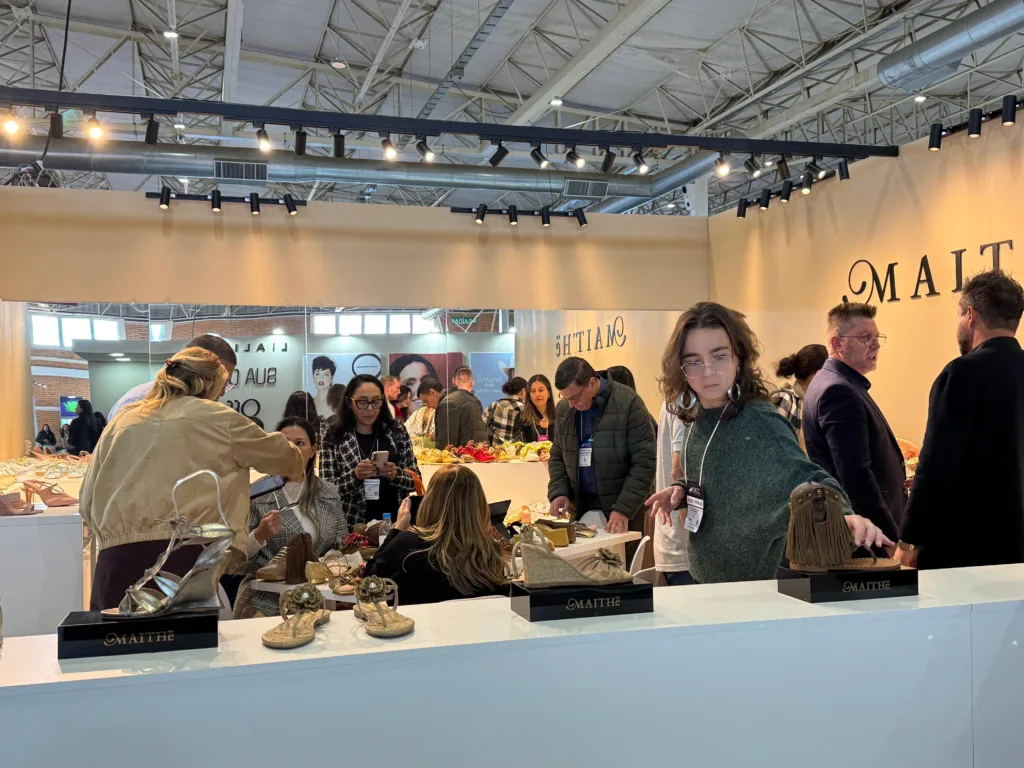 Feira e pessoas em estande de calçados