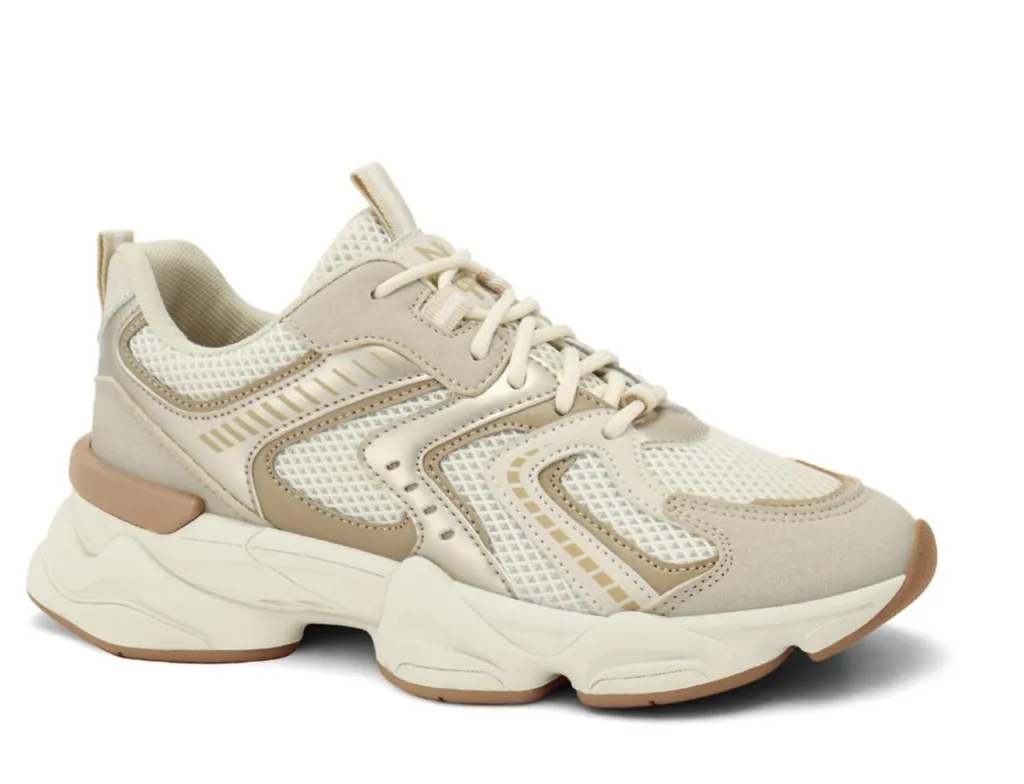 Tênis em cores neutras, branco e nude