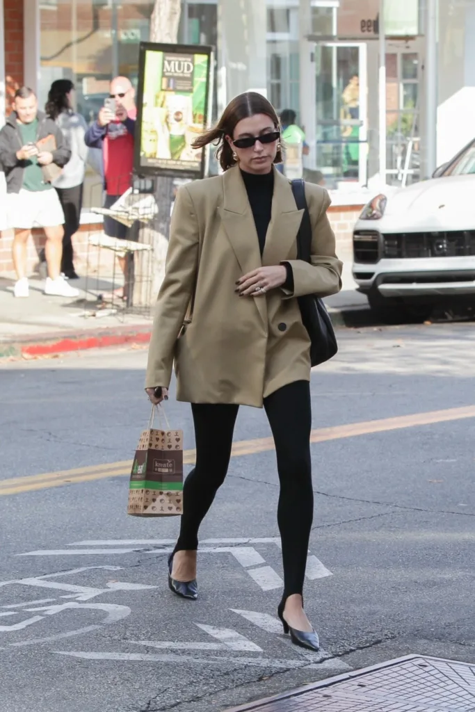Hailey Bieber com calça fusô