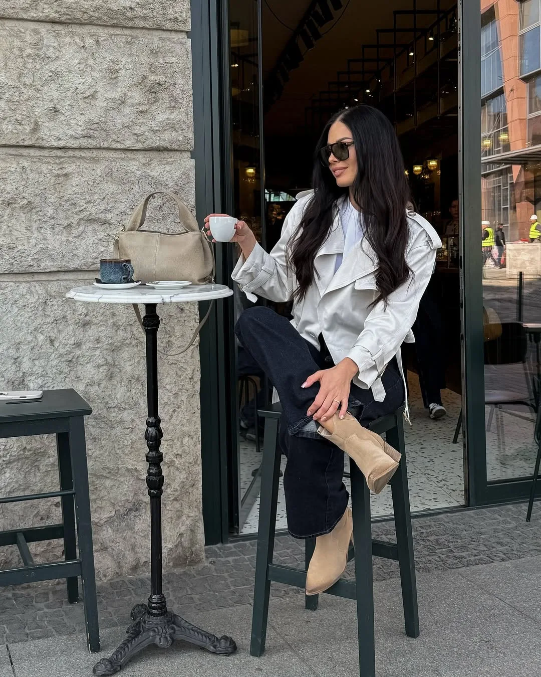 Mulher jovem com bota de cano curto