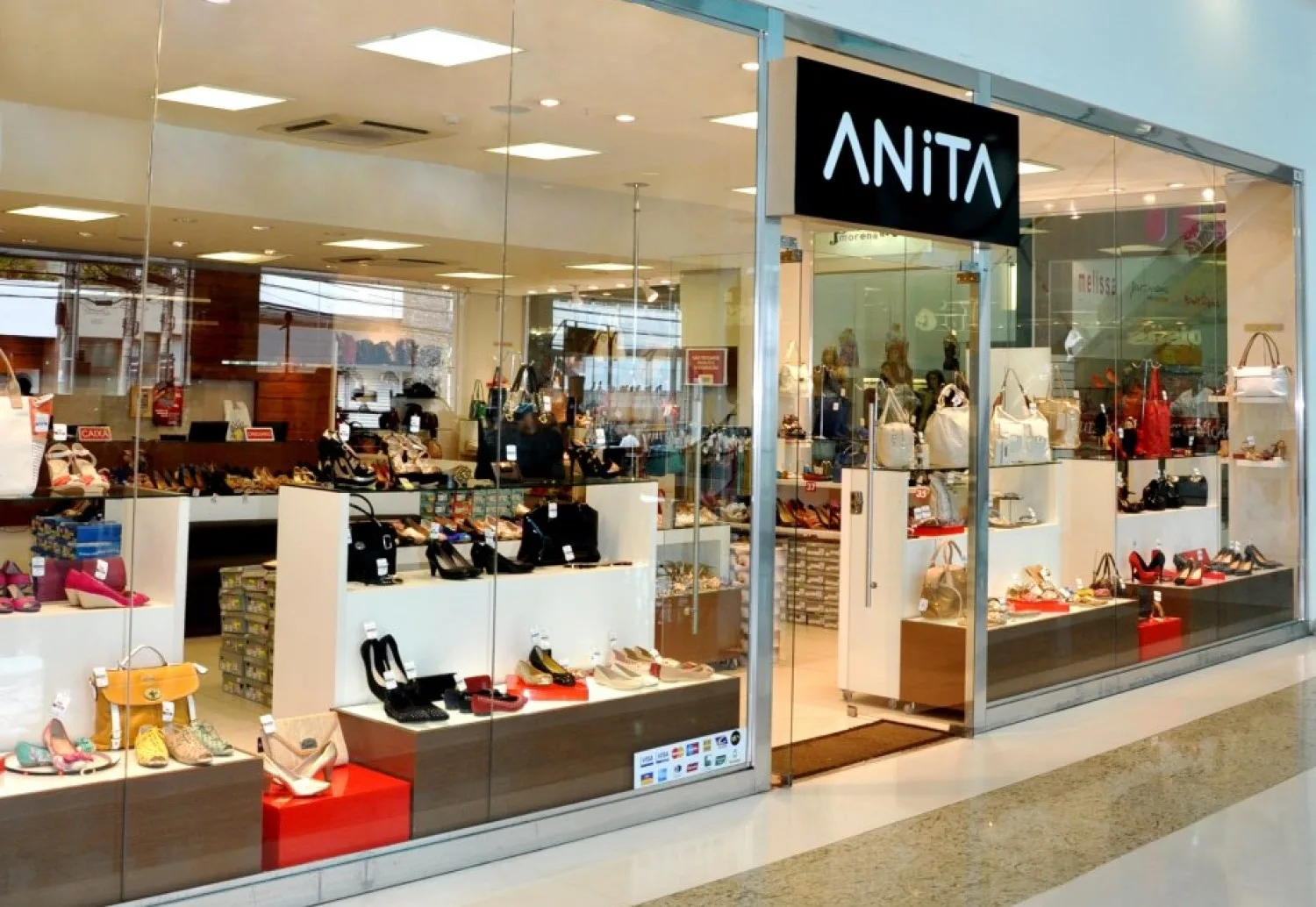 Anita Shoes implantou pagamento por reconhecimento facial em duas de suas lojas