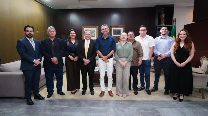 Governador do Cear&aacute;, Elmano de Freitas (ao centro, de azul), em reuni&atilde;o com representantes do Grupo Sugar Shoes/Neorubber