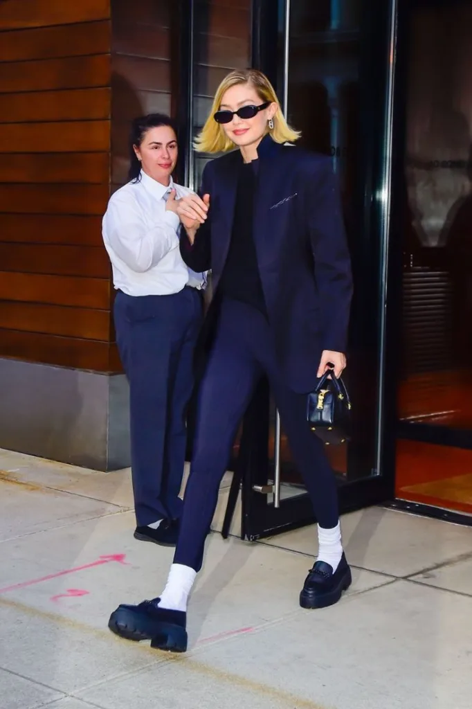 Gigi Hadid usa legging com mocassim