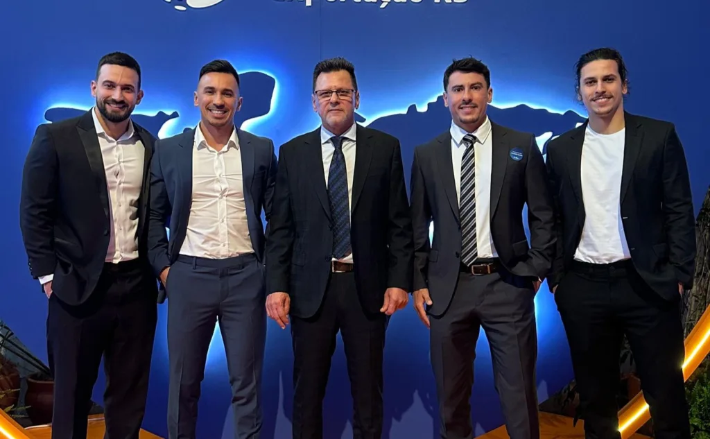 Alceu da Silva (ao centro), fundador da Wellour, com os filhos, que comandam a empresa atualmente