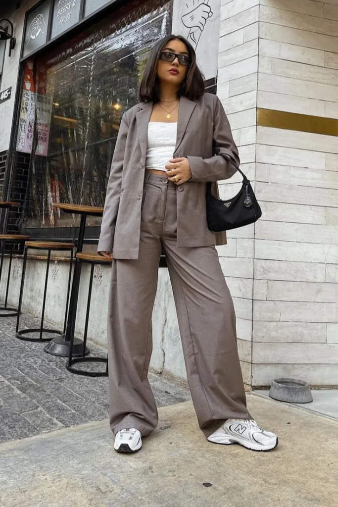 Cal&ccedil;a de alfaiataria com t&ecirc;nis