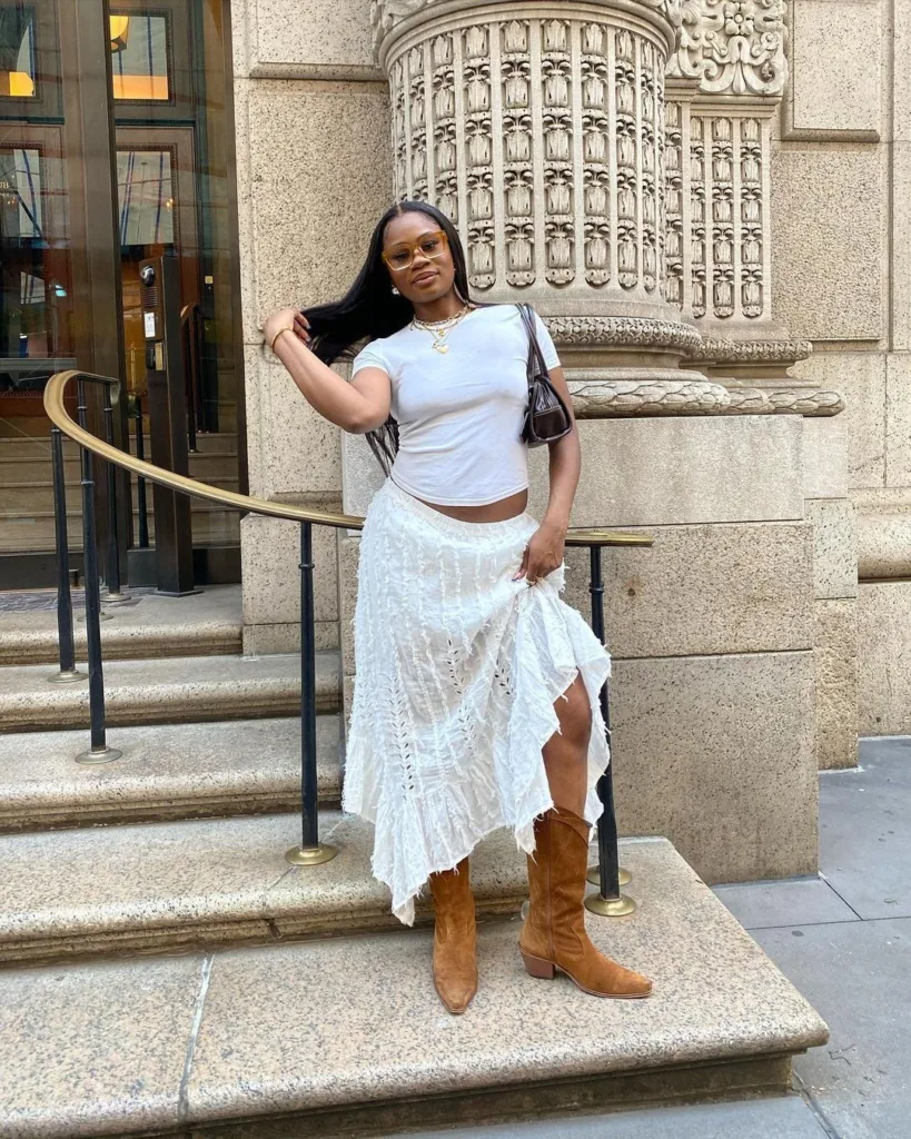 mulher jovem com roupa branca e botas western marrom claro