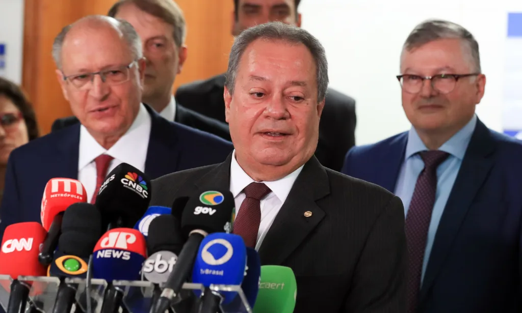 Vice-presidente do Brasil e ministro do Desenvolvimento, Indústria, Comércio e Serviços, Geraldo Alckmin; presidente da CNI, Ricardo Alban e o presidente-executivo da Abicalçados, Haroldo Ferreira, em coletiva de imprensa após reunião entre o governo federal e o setor privado brasileiro