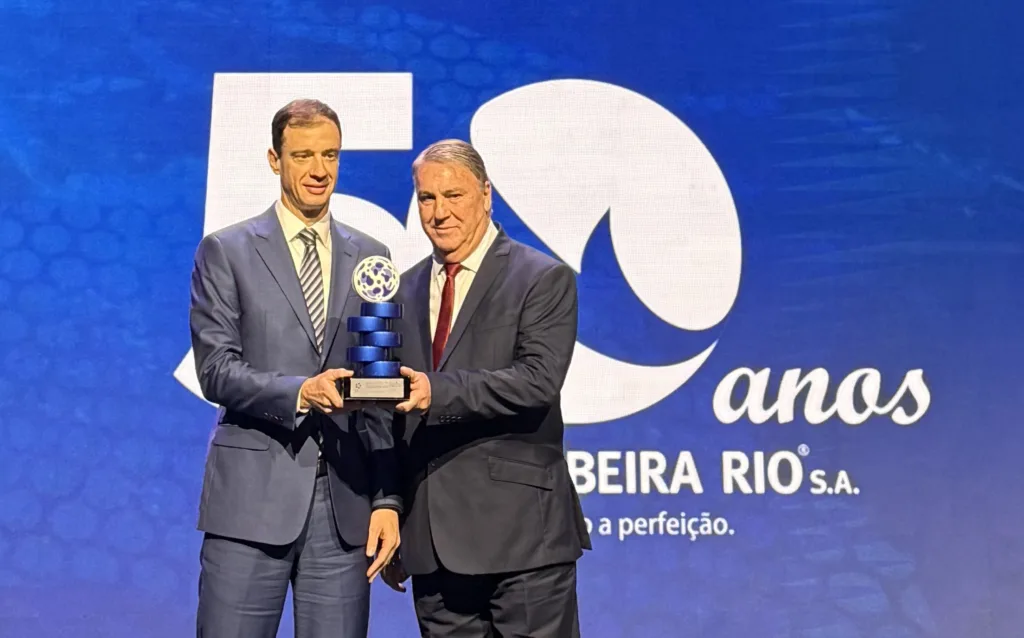Rodrigo Argenta (à esquerda), vice-presidente da Calçados Beira Rio S.A., recebe das mãos de Silvio Fernando Andriotti, coordenador do Programa ExportaRS da Secretaria de Desenvolvimento Econômico (SEDEC), o prêmio na categoria Destaque Setorial Indústria