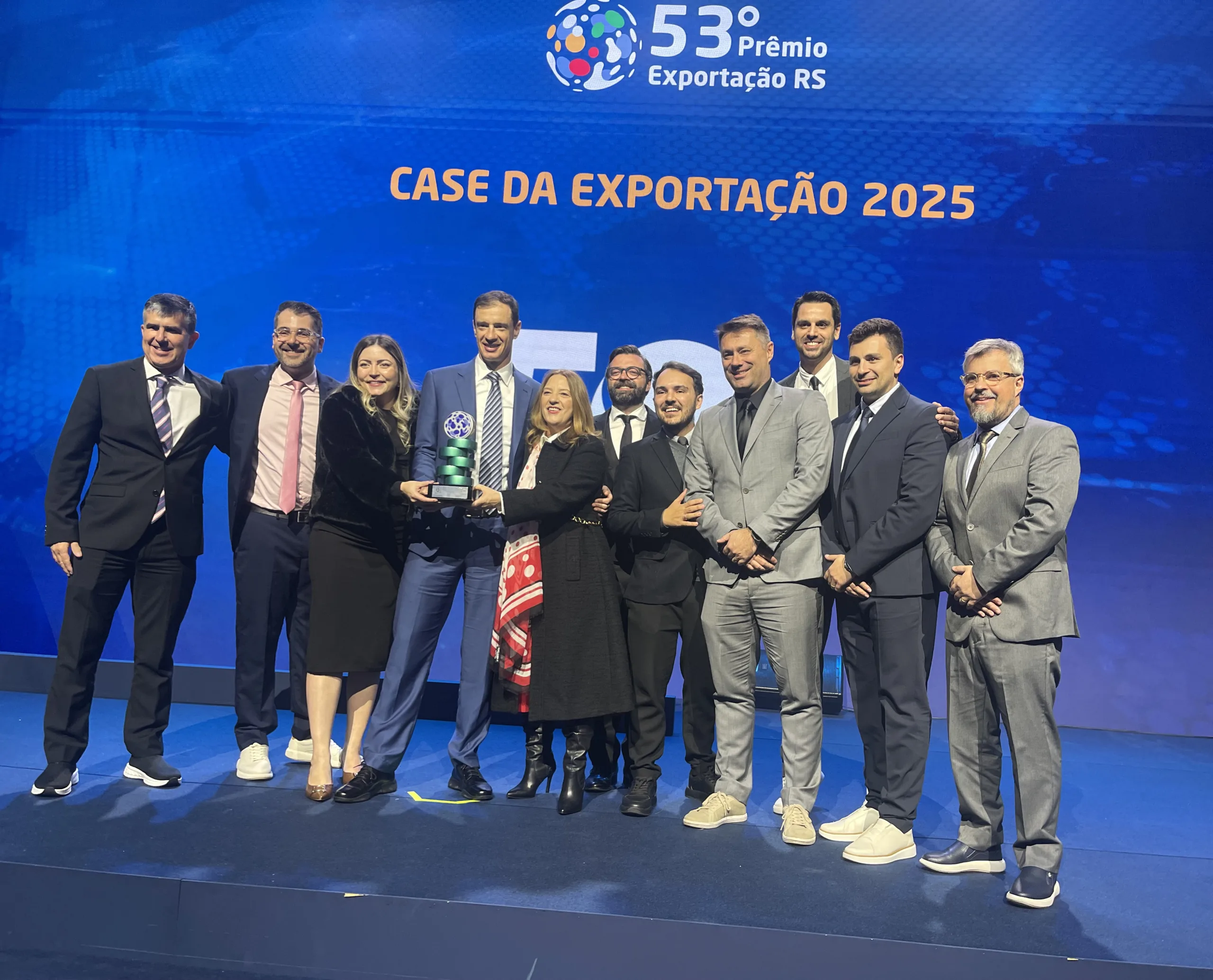 Ao centro, Rodrigo Argenta, vice-presidente; à direita, Maribel Silva, diretora Comercial e Marketing; e à esquerda, Michelle Ponath, gerente de Exportação; com o troféu Case da Exportação 2025 da ADVB/RS, ladeados pelo time de analistas de marketing e mercado externo da Calçados Beira Rio