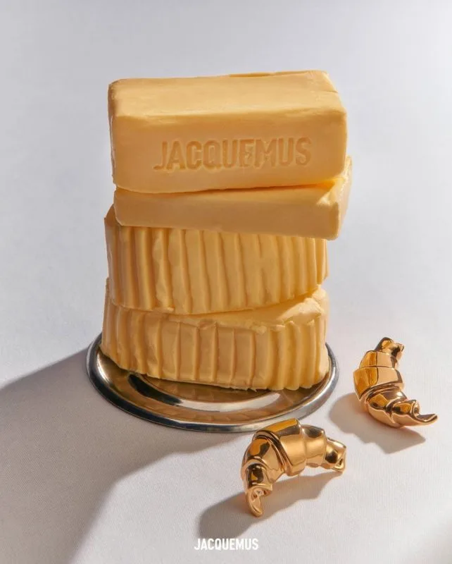 Joias da Jacquemus em formato de croissant