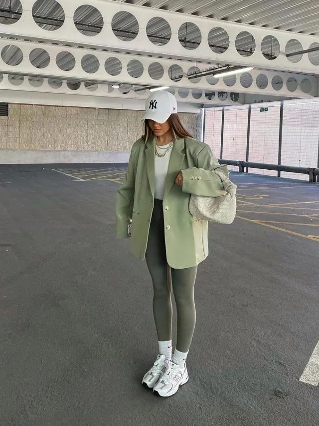 Look com legging e blazer