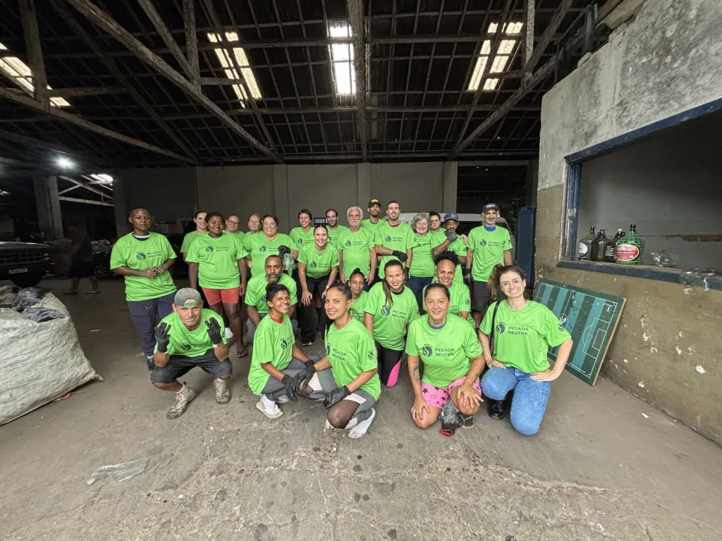 Pessoas com camisetas verde