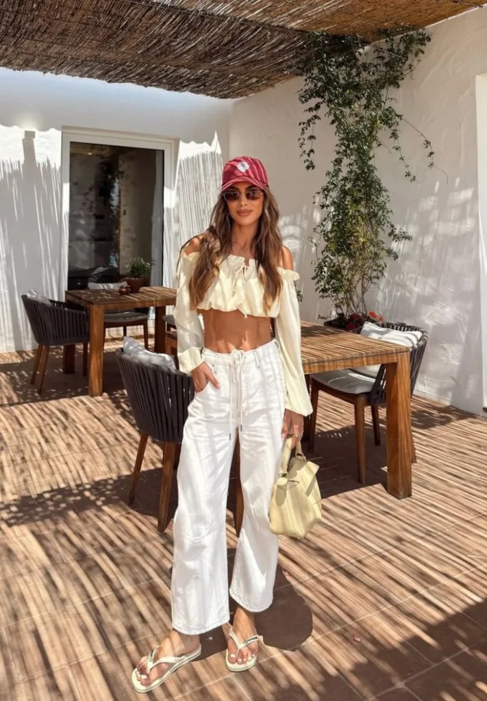 Camila Coelho usa look com chinelo