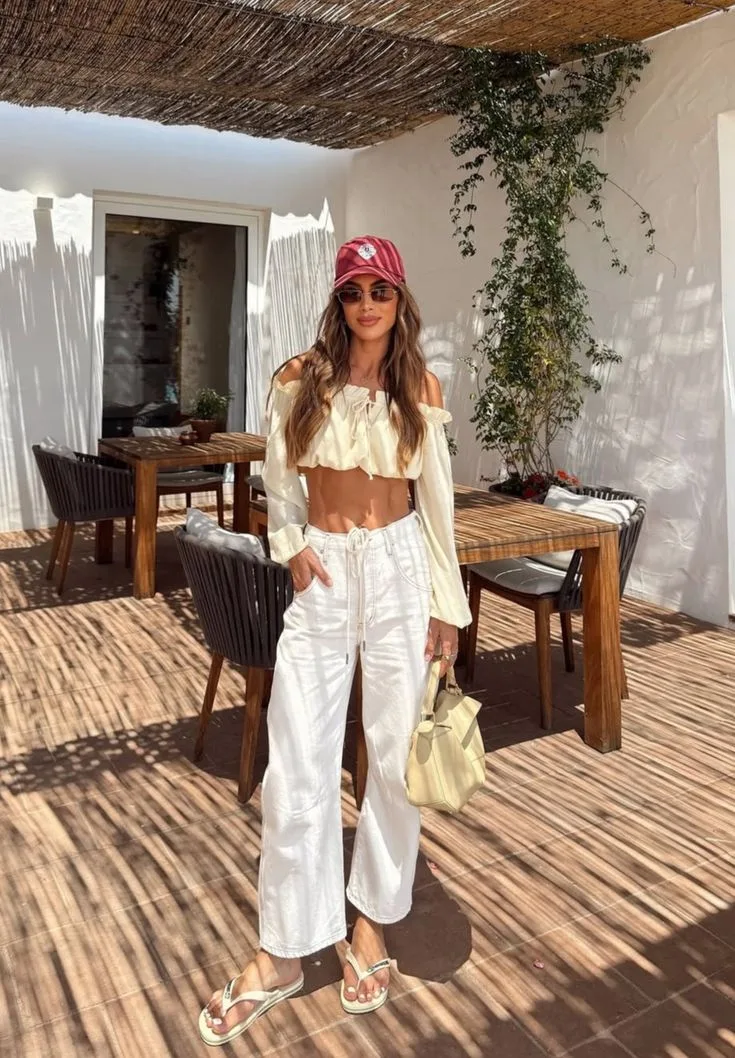 Camila Coelho usa look com chinelo