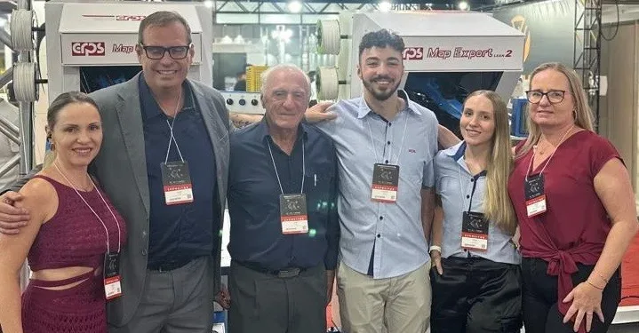 Homens e mulheres em pé abraçados