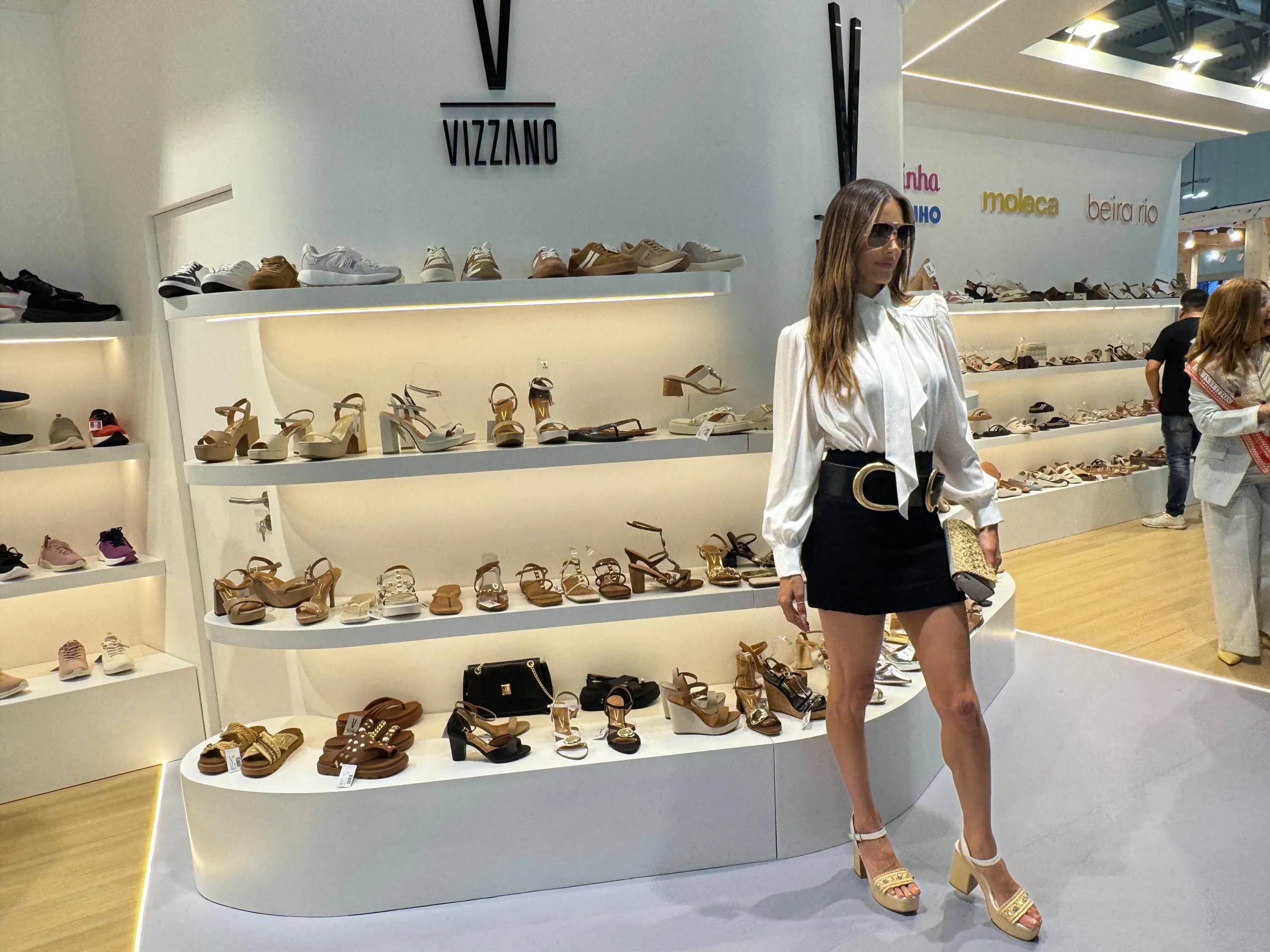 Alessandra Ambrosio no estande da Vizzano
