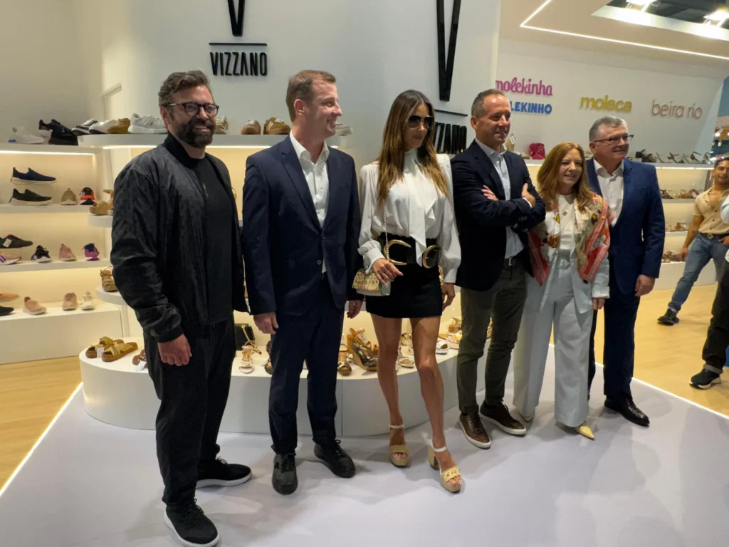 Alessandra Ambrosio e autoridades na Micam