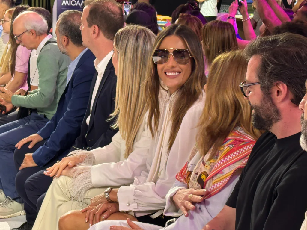 Alessandra Ambrosio na primeira fila do desfile