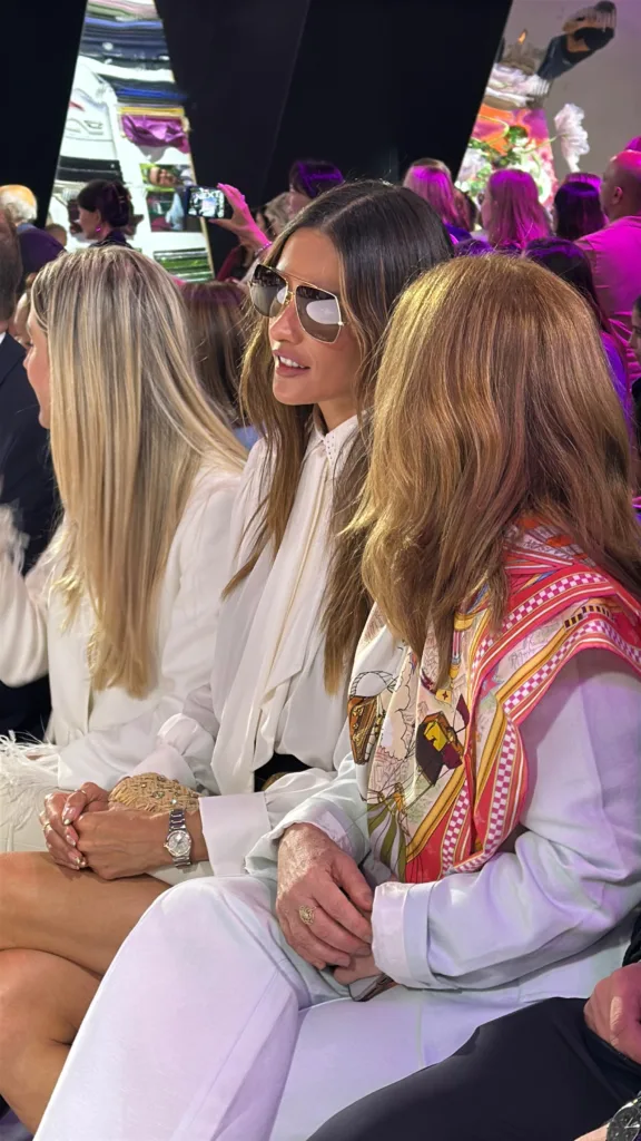 Alessandra Ambrosio no desfile desta segunda