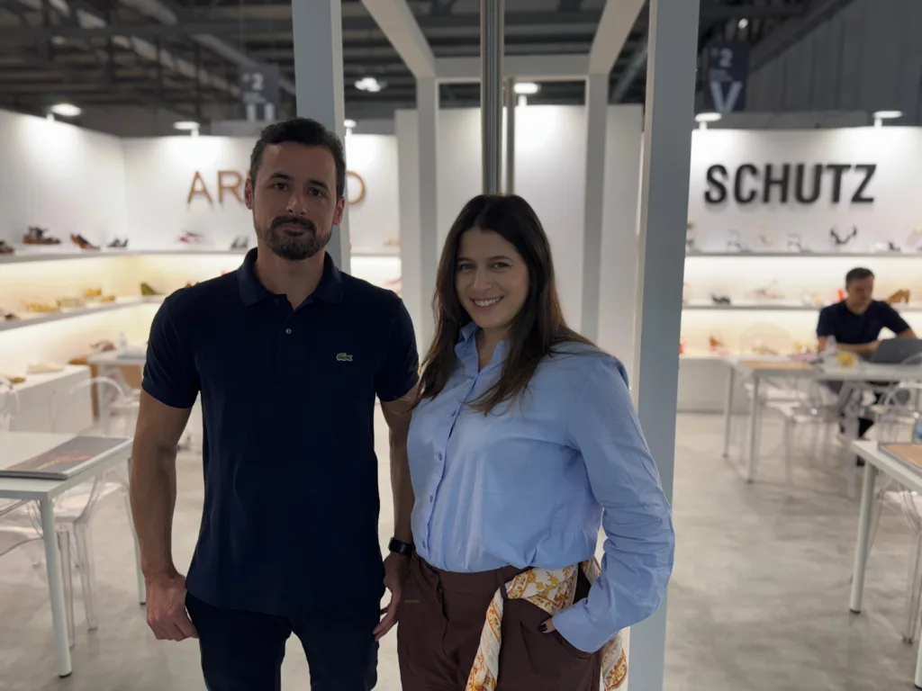 Homem e mulher em pé com camisas azuis